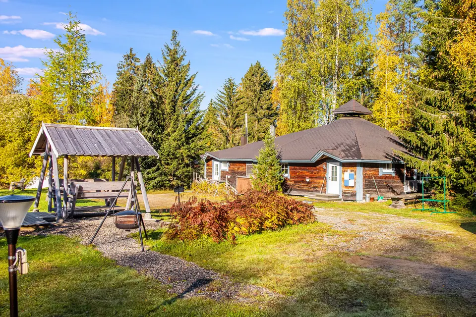 Kuusenkatveen mökki ja piha